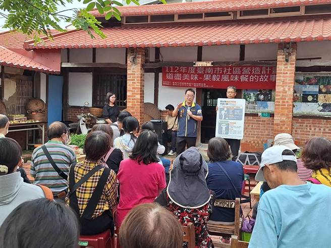 柳营区长顏文穗鼓励社区从爬梳地方文史、访问耆老开始，把地方的故事，编成剧、谱成歌，成为社区特色。（柳营区公所提供／张毓翎台南传真）