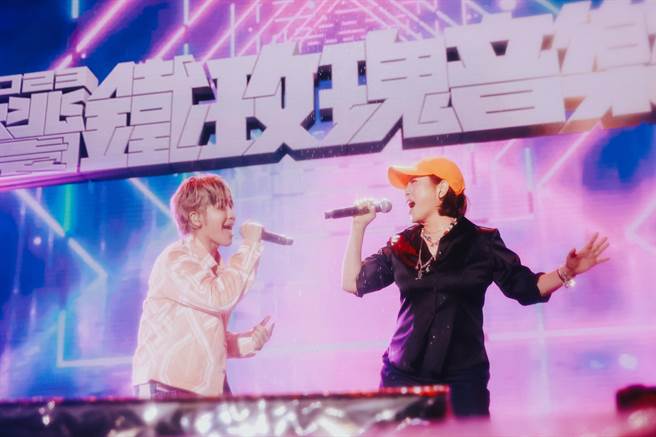 叶瑷菱（右）昨与鼓鼓携手唱跳。（新视纪整合行销提供）