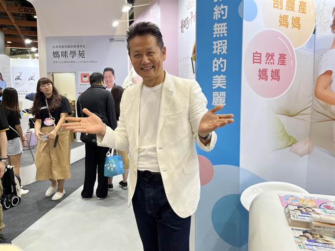 徐乃麟今天担任「赫妈咪」一日店长活动，自豪超会抱小孩。