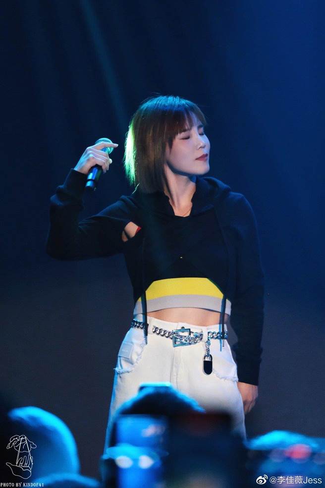 李佳薇近期在大陆各城市举办「痛快开麦」巡迴演唱会。（翻摄李佳薇微博）