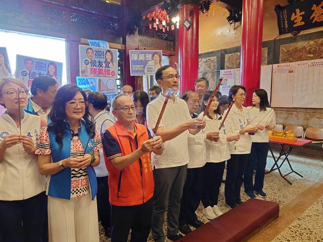 国民党主席朱立伦前往高雄新兴区大港埔鼓寿宫，在立委参选人陈美雅、立委吴怡玎、鼓寿宫董事长蔡国华与多名新兴区里长等陪同下参香。（任义宇摄）