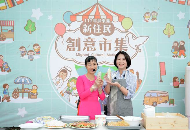 屏东县长周春米（右）8日在屏东新住民市集上尝试手作越南春卷，透过将鱼露、洋葱、香兰叶等香料入馅，分享异国美食。（林和生摄）