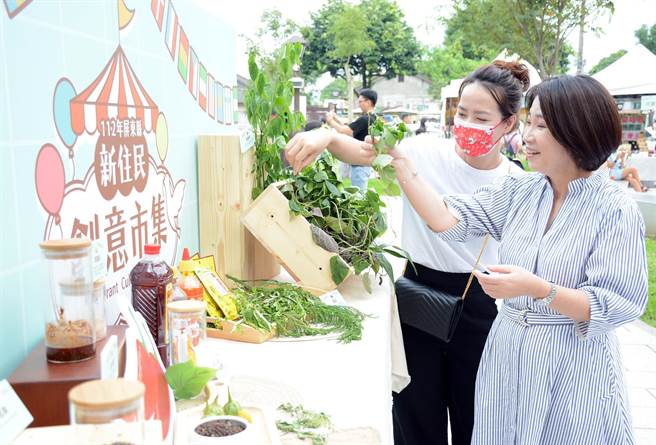 屏东新住民创意市集8日于胜利星村登场，此次以异国香料为主题，让喜爱烹调的屏东县长周春米（右）也深感兴趣。（林和生摄）