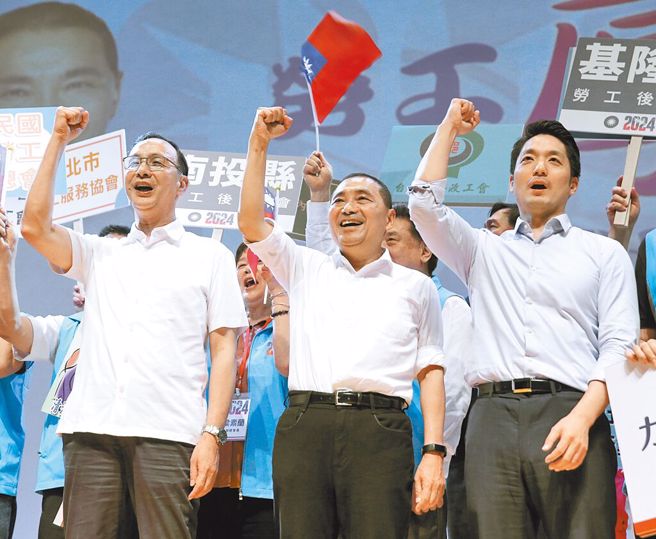 侯友宜(中)4日出席全国劳工界支持侯友宜团结大会，与国民党主席朱立伦(左)、台北市长蒋万安(右)同台。（黄世麒摄）