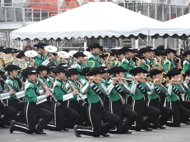 日本东京农业大学第二高等学校吹奏乐部「翡翠骑士」到高雄港7号码头演出。（洪靖宜摄）