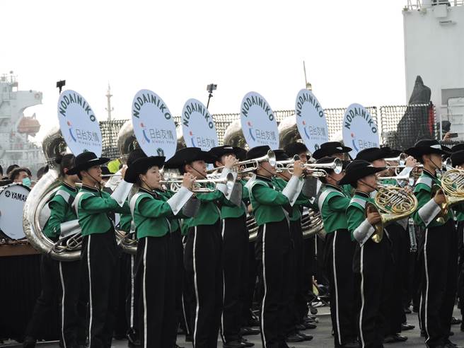日本东京农业大学第二高等学校吹奏乐部「翡翠骑士」到高雄港7号码头演出。（洪靖宜摄）