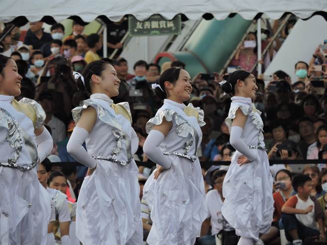 日本东京农业大学第二高等学校吹奏乐部「翡翠骑士」到高雄港7号码头演出。（洪靖宜摄）