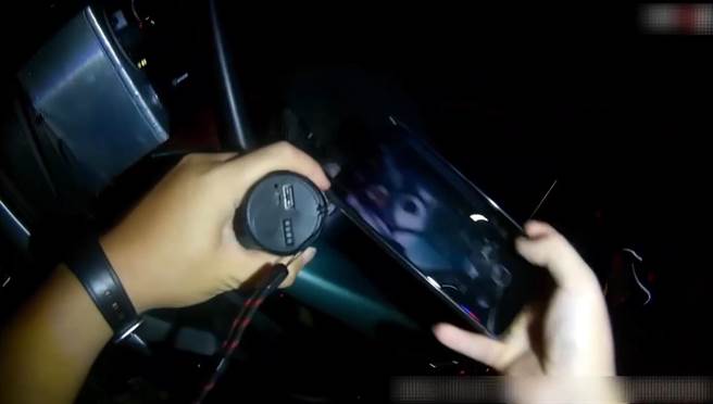 2023年10月8日新北市／警方查获民眾骑乘的机车有多处违规改装，当场拍照搜证并依法开单告发。（新北市芦洲警分局提供／吕健豪新北传真）