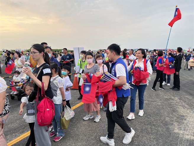 今年国庆晚会首度移师台南举行，国民党台南市议员蔡育辉、王家贞、蔡宗豪、林燕祝、李中岑等5人，今天下准备2000支小国旗前往空军台南基地的国庆晚会现场发送给民眾。（洪荣志摄）