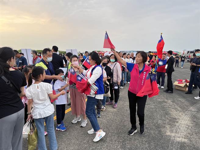 今年国庆晚会首度移师台南举行，国民党台南市议员蔡育辉、王家贞、蔡宗豪、林燕祝、李中岑等5人，今天下准备2000支小国旗前往空军台南基地的国庆晚会现场发送给民眾。（洪荣志摄）