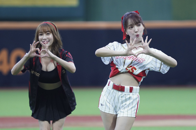 三上悠亚（右）为龙队开球，与小龙女热舞。（中央社）