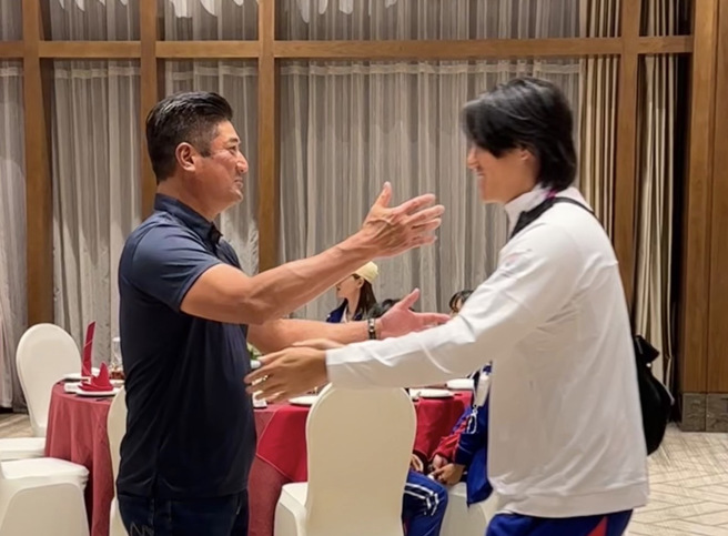 中华棒协理事长辜仲谅于亚运颁奖典礼后设宴慰问中华队的辛劳，一一拥抱选手，右为「美美」郑浩均。（中华棒协提供）