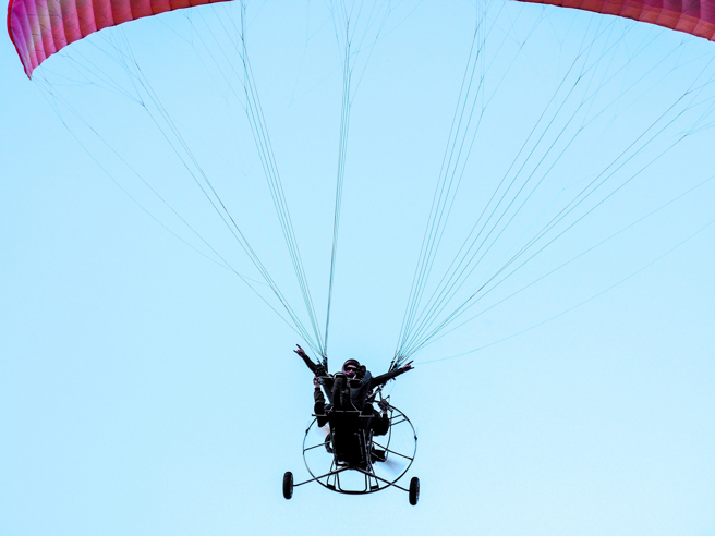  動力滑翔傘竟成為哈馬斯的突襲以色列工具。(圖/shutterstock)