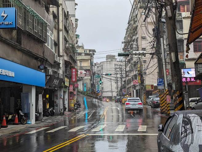 基隆市东信路（直行）及东光路口（后左上）号志日前经过调整，当地居民认为号志调整后，可能影响东信路55巷口（前行穿线处）民眾过马路的安全。（张志康摄）