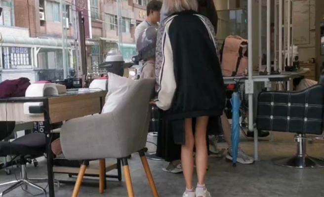 桃园市1间连锁美髮店遭爆料，指有助理（中）被逼迫半蹲、下跪凌虐。该助理坦承「一点点」不舒服。但她也说，是自己做不好事情很多次了。（翻摄照片）