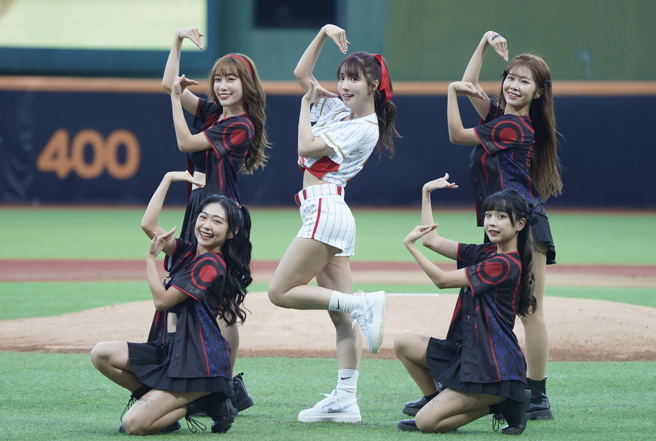 三上悠亚（中）与小龙女热舞。（中央社）