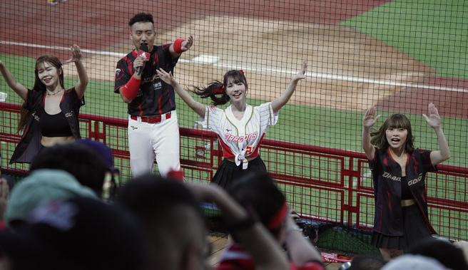 三上悠亚（右2）为龙队开球，体验「一日小龙女」。（中央社）