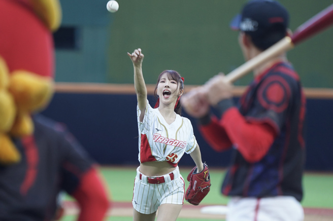 三上悠亚担任龙队中职开球嘉宾。（中央社）