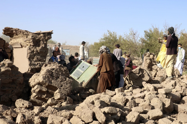 阿富汗西部赫拉特发生强烈地震，当地房屋建材非常粗陋，完全抵抗不起强震。(图/美联社)