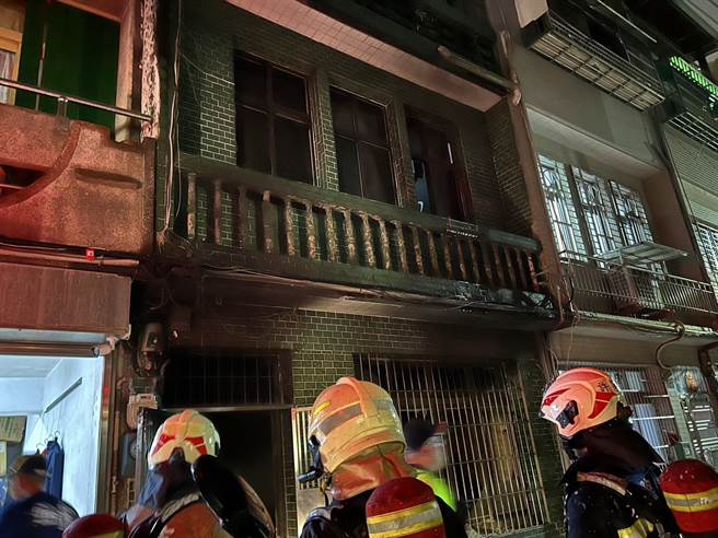 基隆市中山区8日傍晚发生民宅火灾，消防单位迅速赶到现场，已将火势扑灭，并救出受困民眾。（翻摄照片／张志康基隆传真）