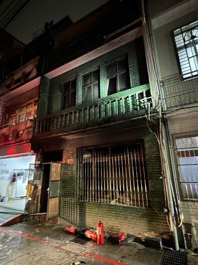 基隆市中山区8日傍晚发生民宅火灾，消防单位迅速赶到现场，已将火势扑灭，并救出受困民眾。（翻摄照片／张志康基隆传真）