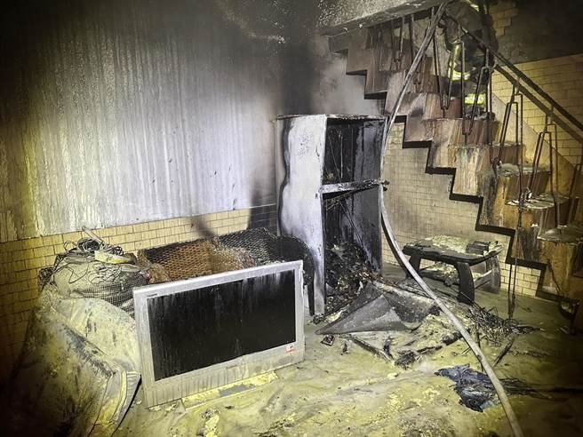 基隆市中山区8日傍晚发生民宅火灾，消防单位迅速赶到现场，已将火势扑灭，并救出受困民眾。（翻摄照片／张志康基隆传真）