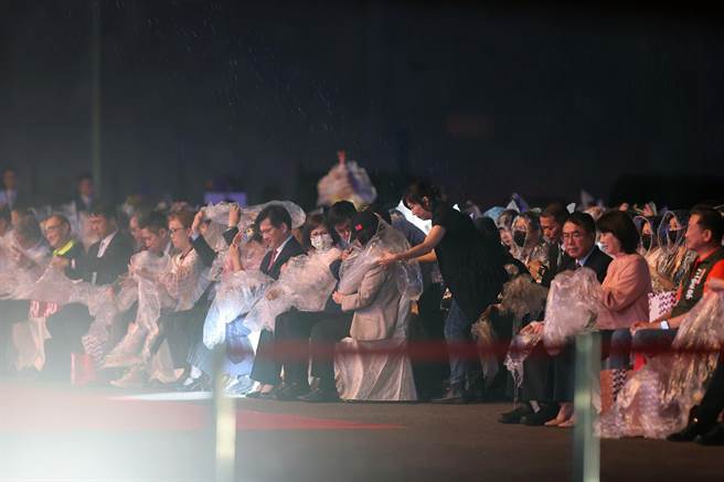 国庆晚会今晚在空军台南基地举行时，突然遭遇骤雨搅局，蔡英文总统临时穿上雨衣，冒雨继续欣赏表演。（读者提供／洪荣志台南传真）