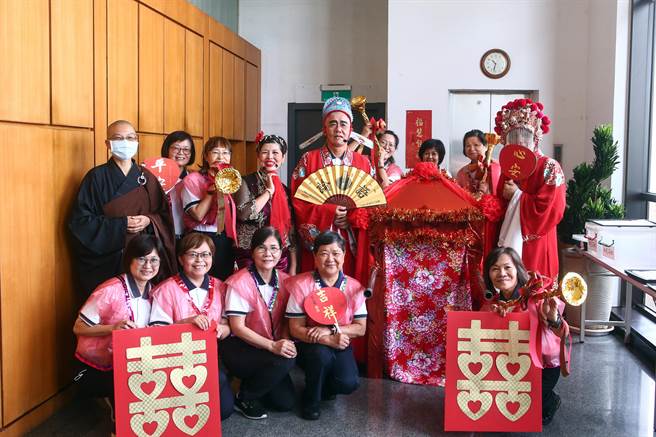 法鼓山紫云寺「家中宝」佛化联合祝寿活动于8日举行，高雄南北区分会，带动唱和「迎亲」等戏剧表演，赢得满堂喝采。（邓博仁摄）