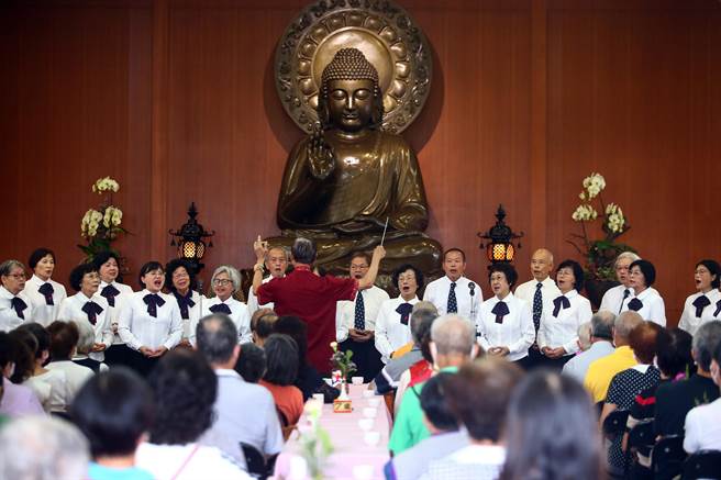 法鼓山紫云寺「家中宝」佛化联合祝寿活动于8日上午十点，在「法鼓山高雄合唱团」演唱「延命十句观音经」、「我为你祝福」的轻快旋律中揭开序幕。（邓博仁摄）