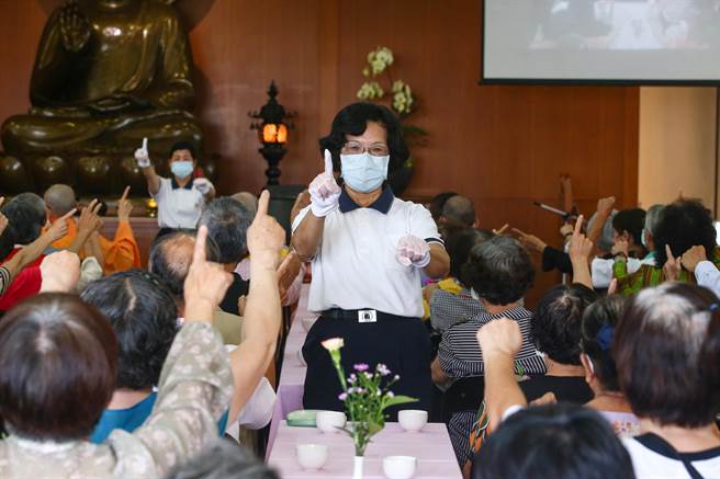 法鼓山紫云寺「家中宝」佛化联合祝寿活动于8日举行，高雄南北区分会，带动唱等戏剧表演，赢得满堂喝采。（邓博仁摄）