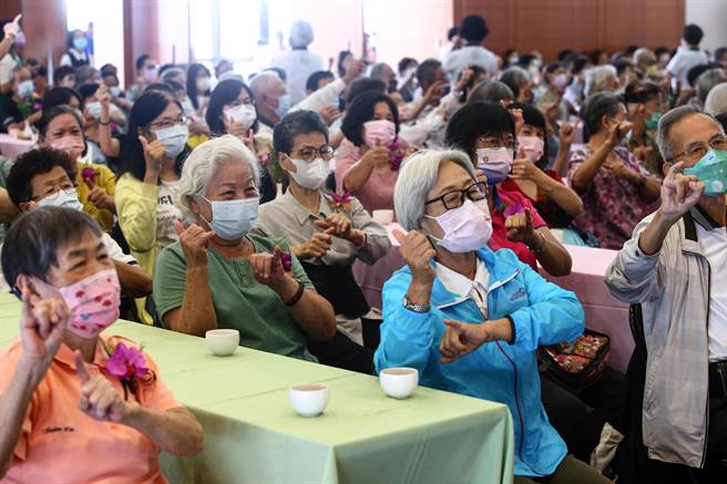 法鼓山紫云寺「家中宝」佛化联合祝寿活动于8日举行，高雄南北区分会，带动唱等戏剧表演，赢得满堂喝采。（邓博仁摄）