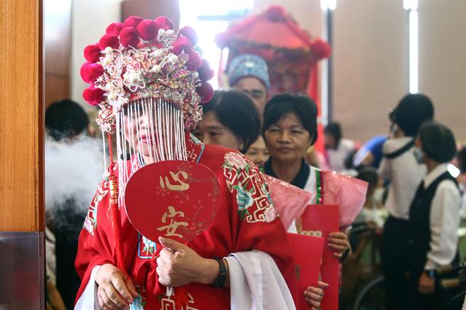 法鼓山紫云寺「家中宝」佛化联合祝寿活动于8日举行，高雄南北区分会，带动唱和「迎亲」等戏剧表演，赢得满堂喝采。（邓博仁摄）