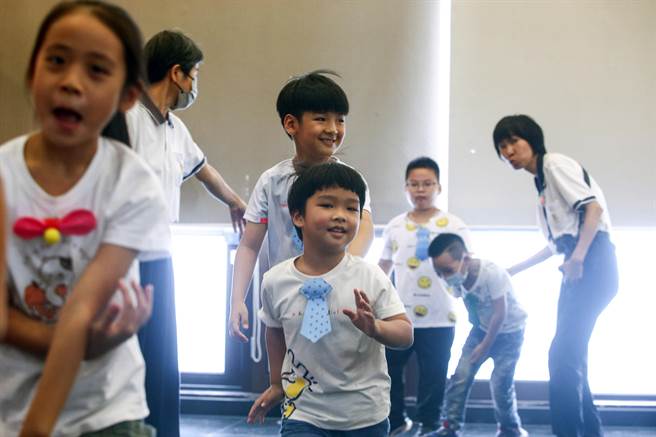 法鼓山紫云寺「家中宝」佛化联合祝寿活动于8日举行，法青纯净乐团自弹自唱多首老歌，以悦耳的歌声带着长者坐上时光机。（邓博仁摄）