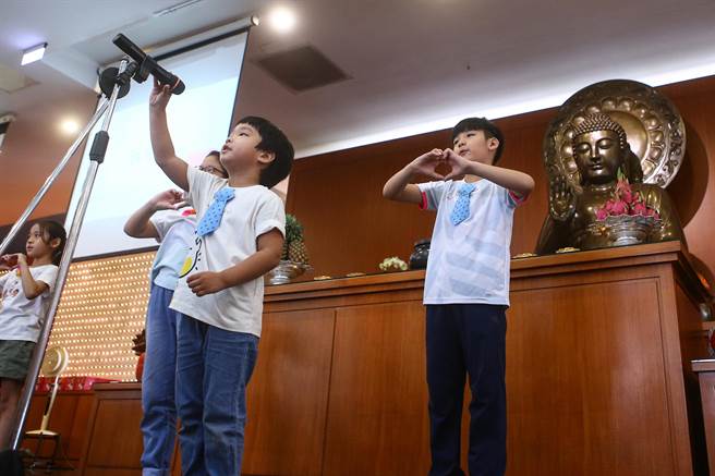  法鼓山紫云寺「家中宝」佛化联合祝寿活动于8日举行，法青纯净乐团自弹自唱多首老歌，以悦耳的歌声带着长者坐上时光机。（邓博仁摄）