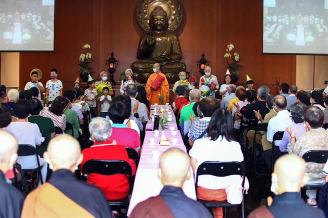 法鼓山紫云寺「家中宝」佛化联合祝寿活动于8日举行，法师们一一至座席间与老菩萨们献上关怀与祝福，并致赠伴手礼，(内含长寿蛋糕、平安自在御守、便当)，祝贺老菩萨福乐绵绵，益寿延年。（邓博仁摄）