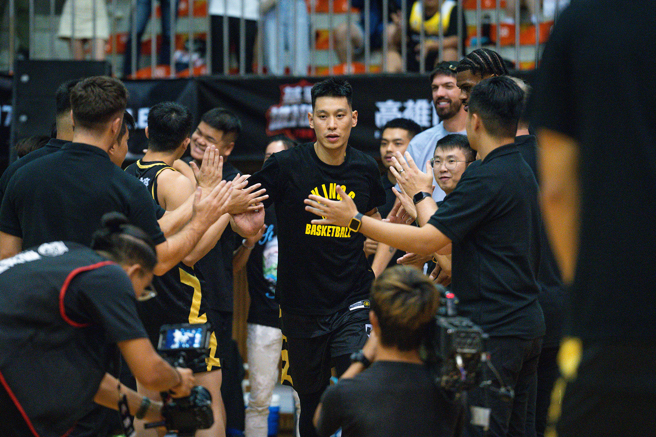 林书豪（中）加入新北国王，在热身赛首度出赛。（PLG提供）