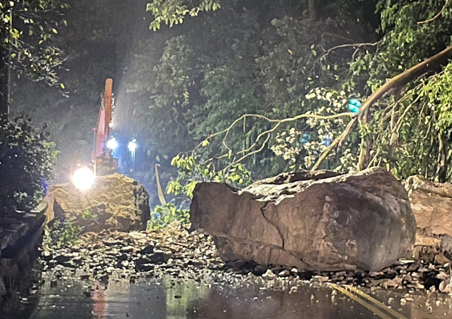 石碇区碇坪路1段巨大落石崩落，经抢修，晚间7时许恢復单线双向通行。（警方提供）