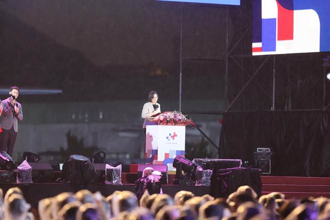 台南空军基地国庆晚会8日晚间登场，蔡英文总统站在舞台冒雨致词。（程炳璋摄）