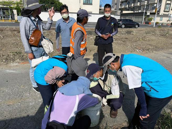 台南市登革热防治中心吁请民眾趁着国庆连假把握风灾后的黄金孳清期，全家共同落实家户内外环境巡检，清除积水容器。（登革热防治中心提供／洪荣志台南传真）