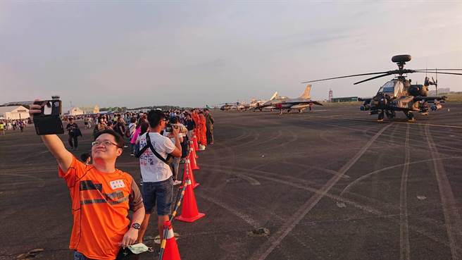 国庆晚会8日晚间在台南空军基地登场，各式战机停在跑道任民眾拍照。（程炳璋摄）