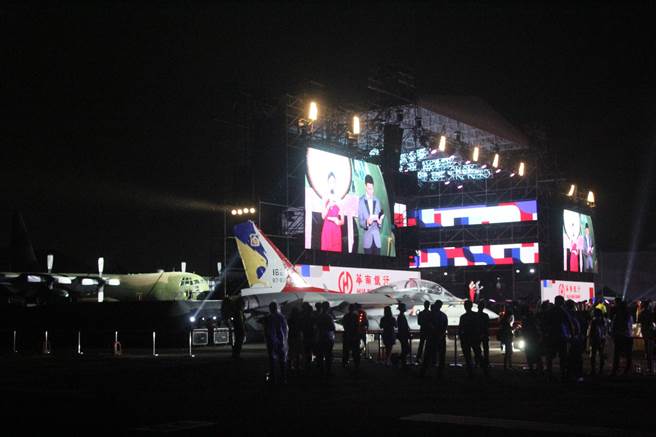 台南空军基地8日举办国庆晚会，舞台周边有多台战机围绕。（程炳璋摄）