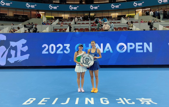 詹皓晴（右）和墨西哥搭挡欧儿摩丝在北京女网赛收下女双亚军。（刘雪贞提供）