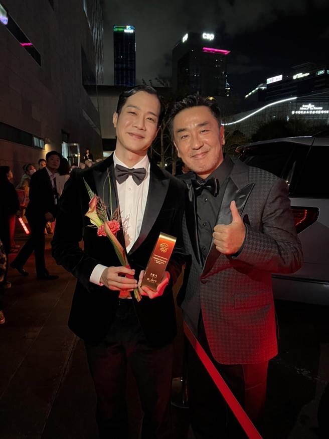 薛仕凌获奖后与《MOVING》柳承龙开心合照。（犊影制作提供）