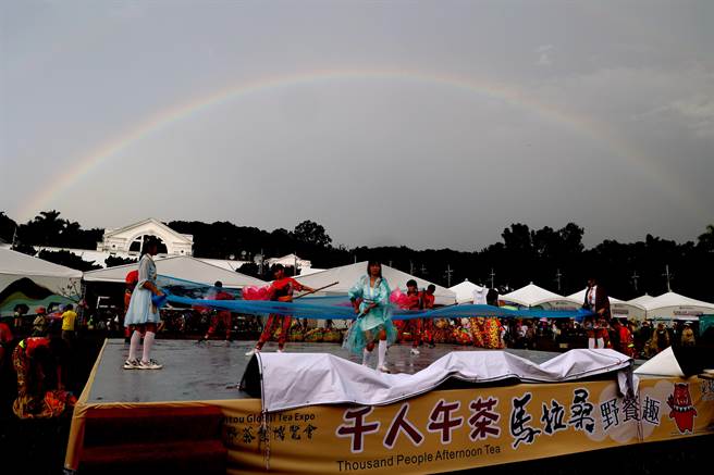 2023南投世界茶博会千人午茶在缤纷彩虹下登场，微雨伴着七彩帐篷伞海更显浪漫。南投县政府提供