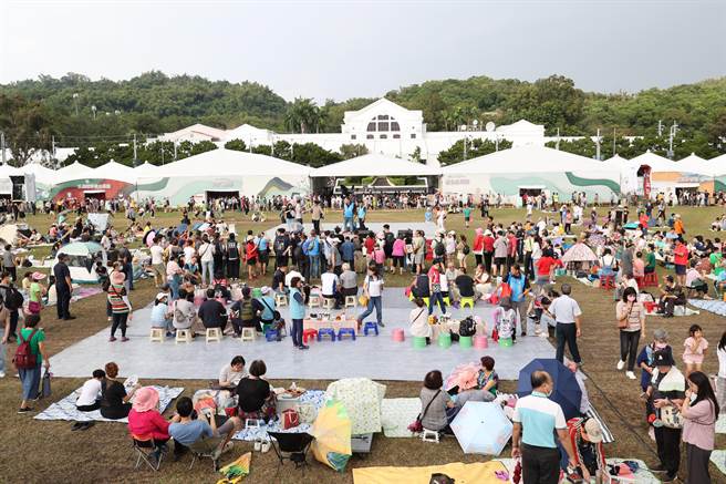 南投世界茶业博览会首场户外千人午茶傍晚登场，上千人不畏阴雨开心参与。南投县政府提供