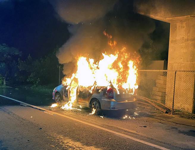 台南市新化区国道8号陆桥下方的中正路旁，今天晚上惊传一起火烧车事故。（读者提供／洪荣志台南传真）