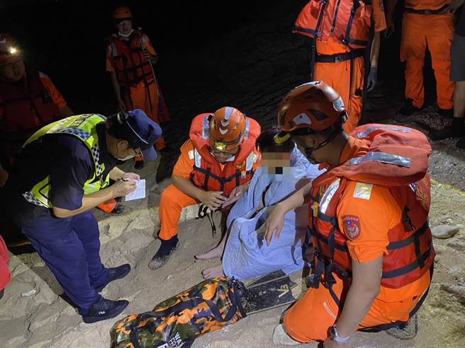 一名遊客8日下午在小琉球威尼斯沙灘外游泳，卻因體力不支無法自行游回岸際，在海巡人員救援下成功脫困。(海巡署提供)