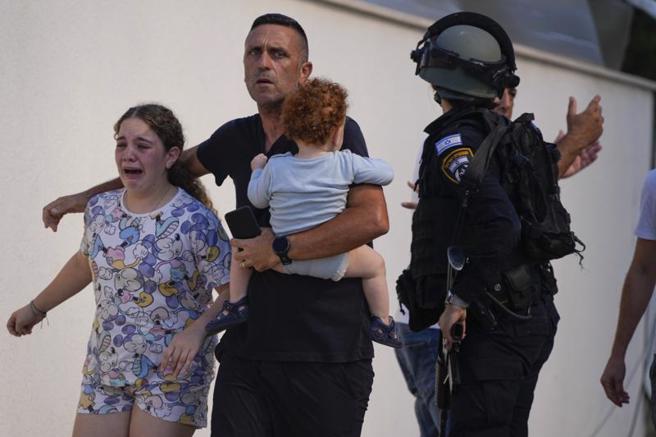 哈瑪斯當地時間7日凌晨突襲以色列，以色列警方疏散民眾。（美聯社）