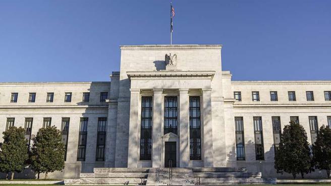 美国前财政部长萨默斯指9月非农就业人数激增是经济上的好消息，Fed去年来积极升息行动未像过去那样发挥经济降温作用，从而增加经济硬着陆危险。图／美联社