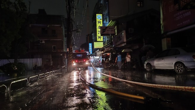 三重晚間發生停電事故，台電20分鐘內趕抵現場搶修。（圖／翻攝市議員王威元臉書）